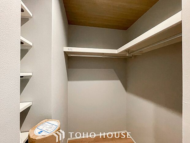 衣類だけでなく大きな荷物も収納でき、お部屋がすっきりします。
