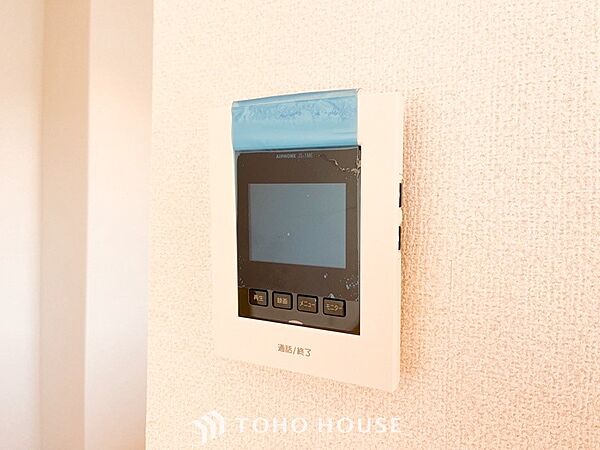 誰が来てもわかる様にモニター付きインターホンを設置。