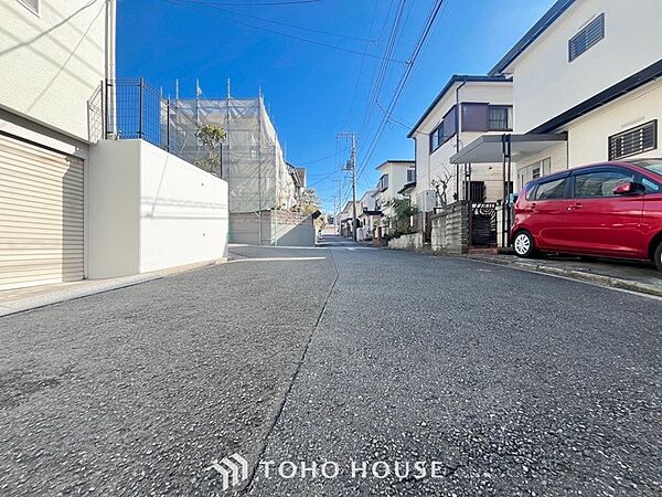 前面道路含む現地写真『快適』は「家」と「街」と「環境」が調和した時に訪れるだと改めて感じさせてくれます。