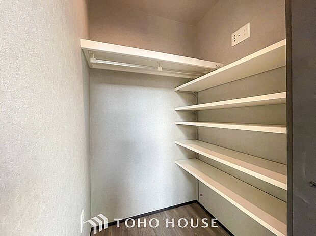 衣類だけでなく大きな荷物も収納でき、お部屋がすっきりします。