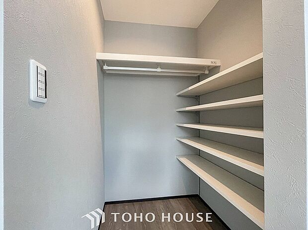 衣類だけでなく大きな荷物も収納でき、お部屋がすっきりします。