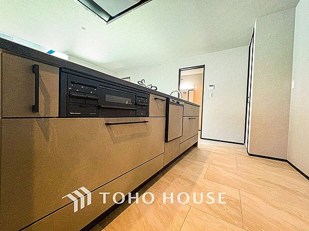 お手入れのしやすいすっきりしたシステムキッチンを採用しました。