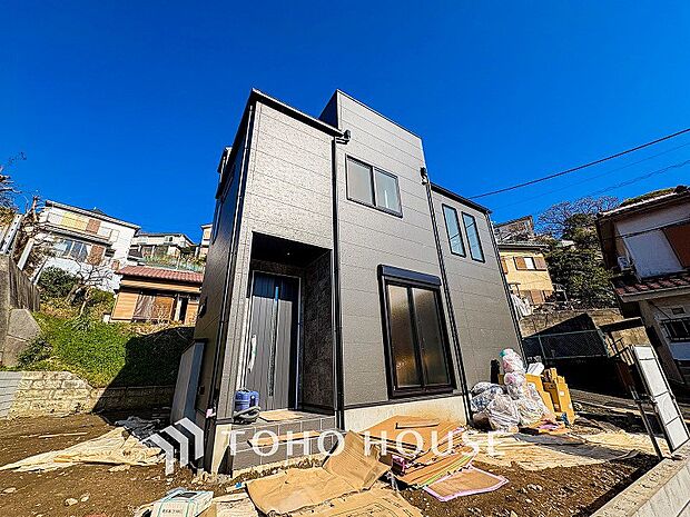 堂々たる趣ながら、主張し過ぎずどこか余裕を感じさせるシャープなフォルムで佇む邸宅。