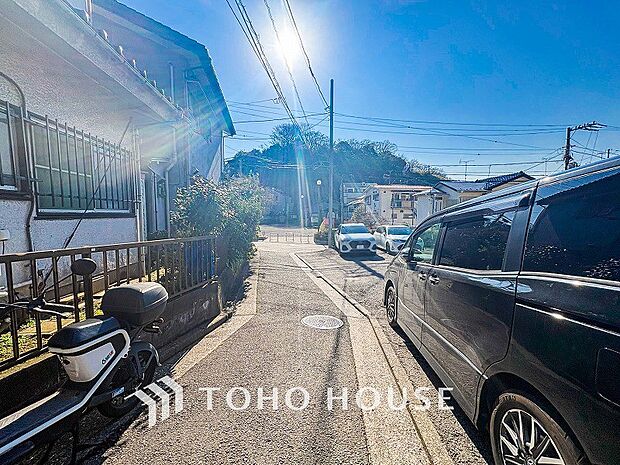 前面道路含む現地写真『快適』は「家」と「街」と「環境」が調和した時に訪れるだと改めて感じさせてくれます。