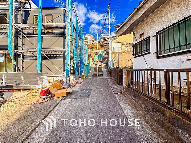 前面道路含む現地写真『快適』は「家」と「街」と「環境」が調和した時に訪れるだと改めて感じさせてくれます。