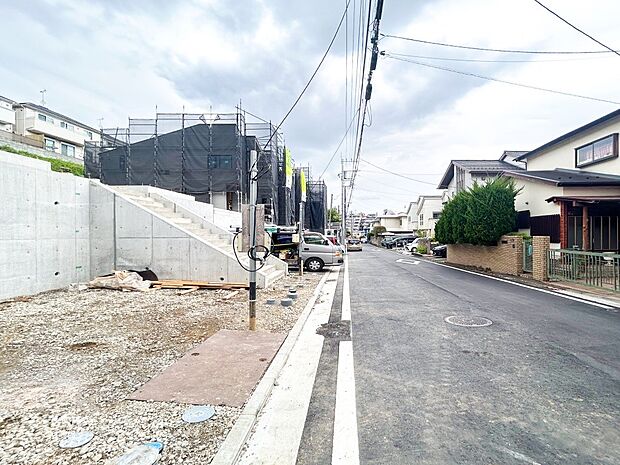 住む人を映し出す洗練された佇まいは、いつまでも輝き続けながらいつしか街の風景に溶け込んでいきます。