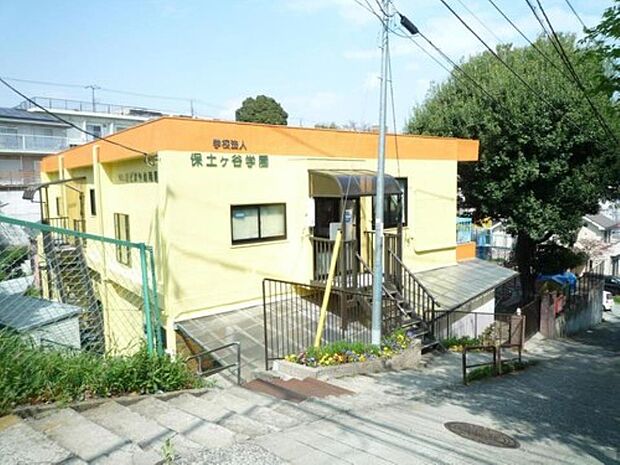 集団徒歩通園の幼稚園。交通ルールを学びながら、四季折々の自然の変化を楽しみながら通園します。