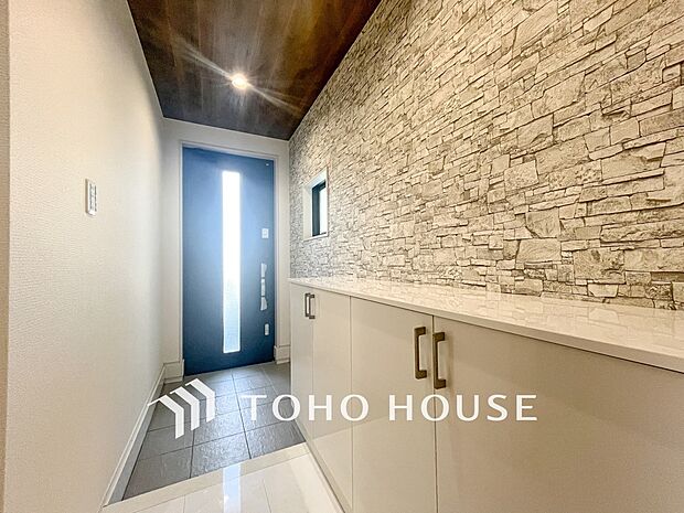 帰り着くたびに洗練されたテイストの空間に迎えられ誇りと喜びを感じる玄関まわりです。