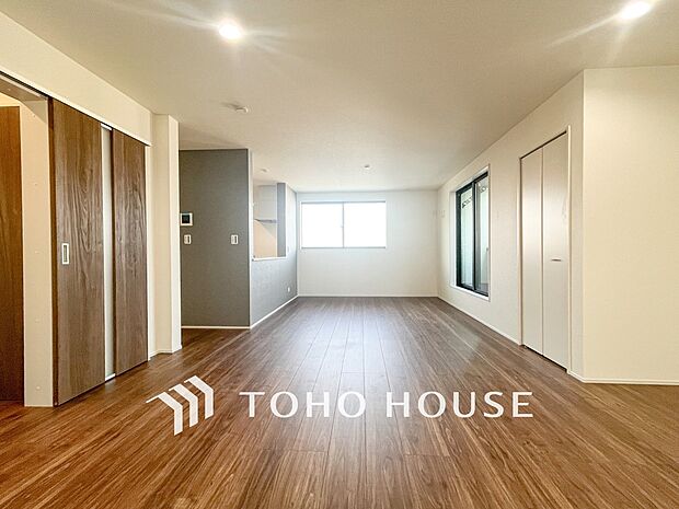 やわらかな陽射しがふりそそぎ、室内に開放感と爽快感をもたらします。