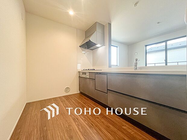 お手入れのしやすいすっきりしたシステムキッチンを採用しました。