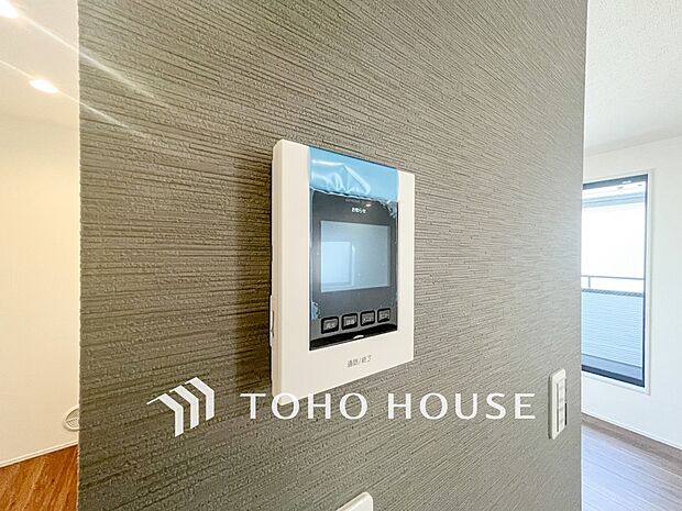 誰が来てもわかる様にモニター付きインターホンを設置。快適と安らぎを合わせた優しい設計。