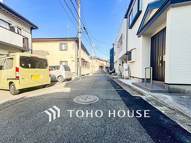 前面道路含む現地写真『快適』は「家」と「街」と「環境」が調和した時に訪れるだと改めて感じさせてくれます。