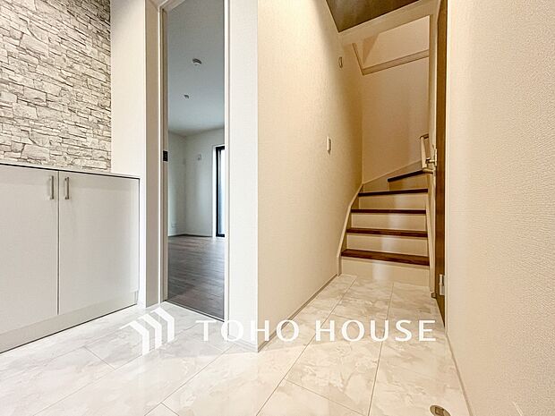 上質感漂う廊下。居住者の帰り、訪れる方を優しく迎え安らぎに満ちた生活空間を予感させます。