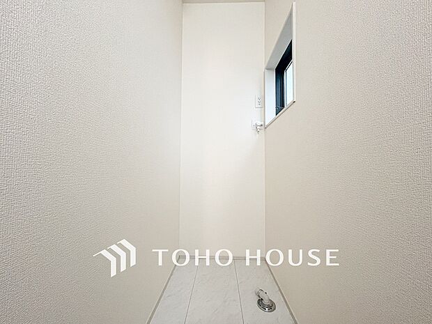 洗濯機を配置しても十分なスペースを確保しております。