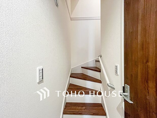 各フロアを結ぶ階段。集いの空間と一人の時間を楽しむプライベートルームをバランスよく繋いでいます。