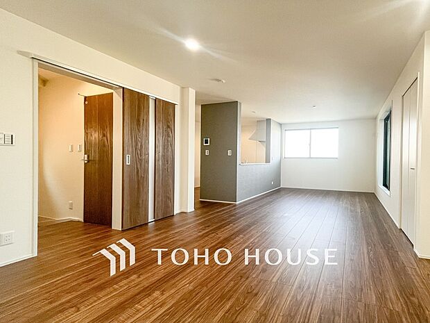 忙しい朝でも、しっかり家族が揃って食事をして頂けるゆとりある大きさのダイニングスペース。