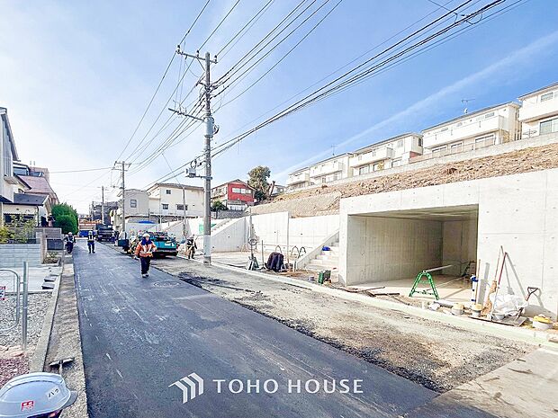 住む人を映し出す洗練された佇まいは、いつまでも輝き続けながらいつしか街の風景に溶け込んでいきます。