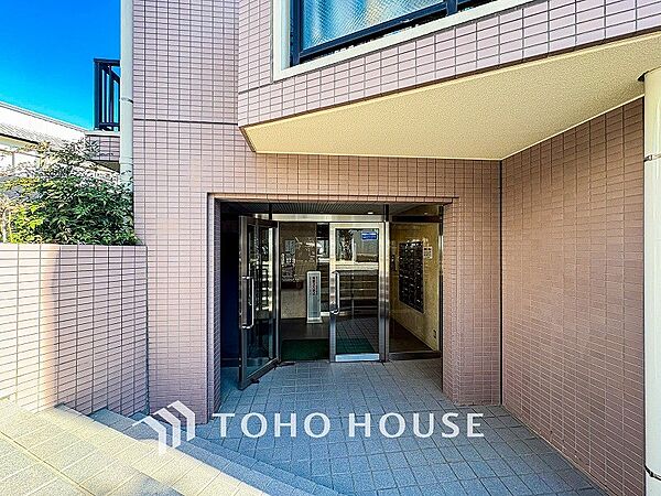 プライベート感が高まる、居住者を優しく迎え入れてくれるエントランス。