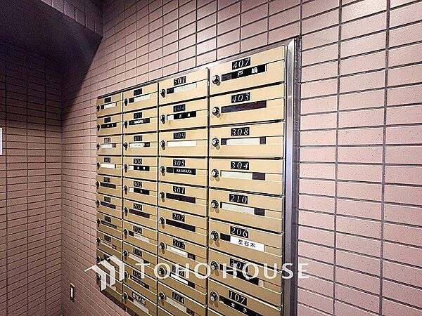 取り出しやすいエントランス内郵便受け。