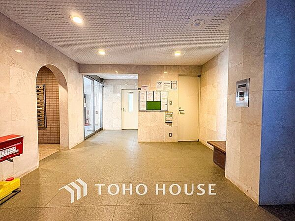 住まう誇らしさと安心感を演出する落ち着いた雰囲気のロビー。