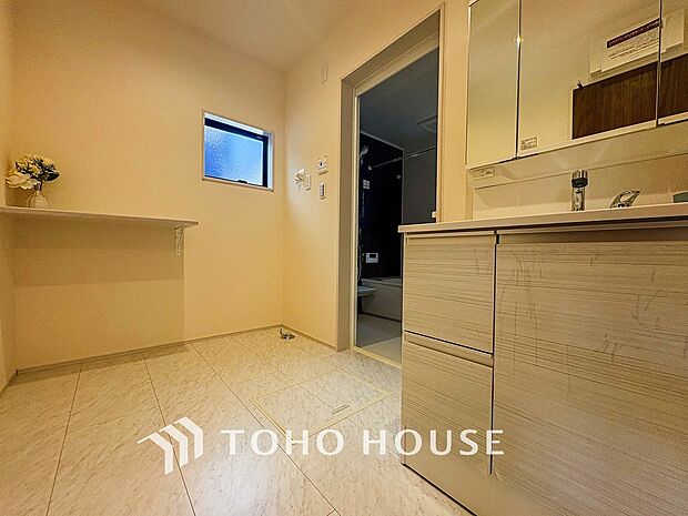 落ち着いた空間を演出するカラーと、ゆったりお使い頂ける広さが魅力のパウダールーム。