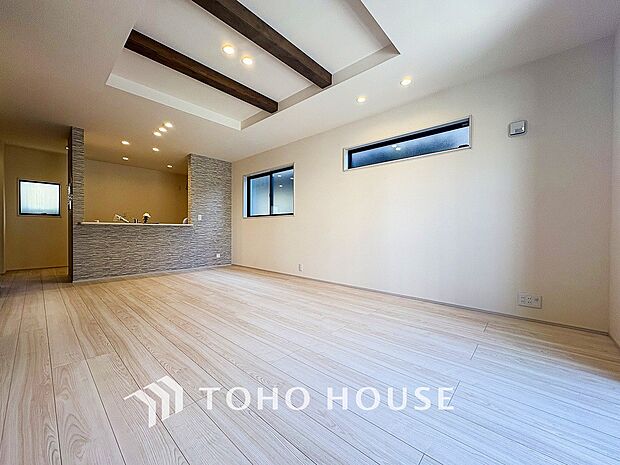 やわらかな陽射しがふりそそぎ、室内に開放感と爽快感をもたらします。