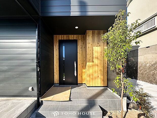 住まいの顔となる玄関。安らぎに満ちた健やかな暮らしを期待させます。