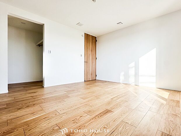 穏やかな風と陽光を導き、プライバシーに配慮された設計プランを採用し、居住性を一段と心地よいものにしています。