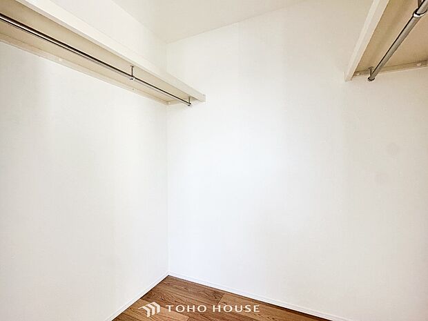 たっぷりの収納力を備えたウォークインクロゼット。