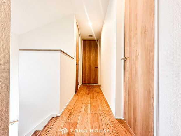 上質感漂う廊下。居住者の帰り、訪れる方を優しく迎え安らぎに満ちた生活空間を予感させます。