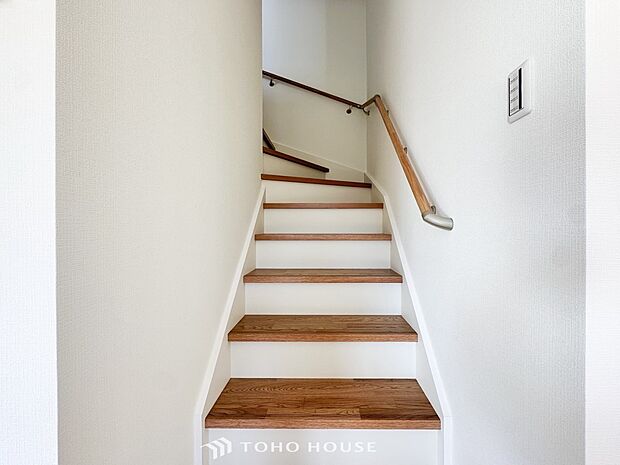 階段にはお子様やお年寄りに安心な手すりをご用意。
