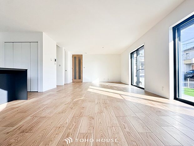 明るく開放的な空間が広がるLDK。室内には豊かな陽光が注ぎ込み、爽やかな住空間を演出。