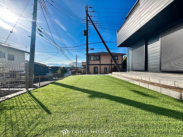 毎日の暮らしの中に癒しを与えてくれるお庭スペース。小さなお子様の遊び場にもちょうど良い空間です。