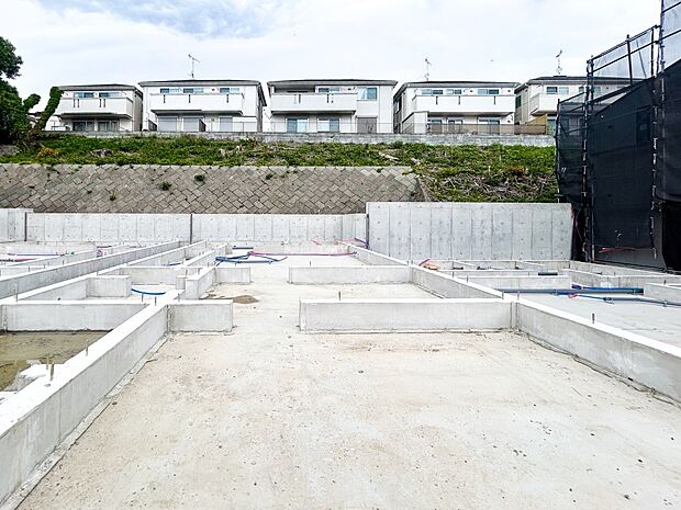 閑静な住宅街の陽当りに恵まれた土地。たくさんの想いが美しいカタチに彩られます。