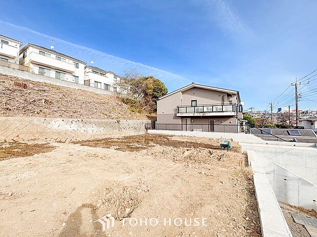 閑静な住宅街の陽当りに恵まれた土地。たくさんの想いが美しいカタチに彩られます。