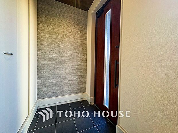 居住者の帰り、訪れる方を優しく迎えてくれる開放感のある玄関。