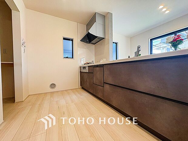 明るい自然光が入る対面キッチン。家族そろってキッチンに立っても調理がしやすい余裕の広さ。