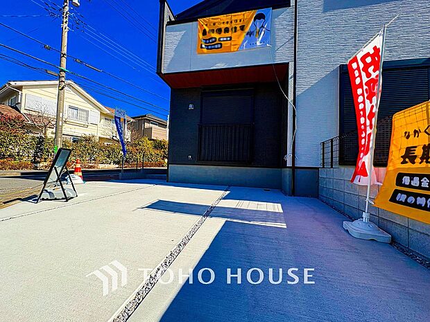 敷地内にカースペース有り。ゆとりある空間を保っています。