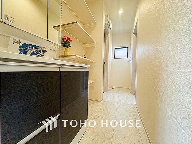 落ち着いた空間を演出するカラーと、ゆったりお使い頂ける広さが魅力のパウダールーム。