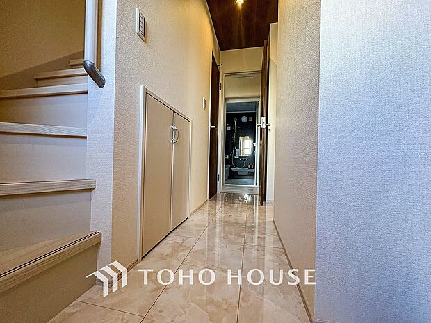 上質感漂う廊下。居住者の帰り、訪れる方を優しく迎え安らぎに満ちた生活空間を予感させます。