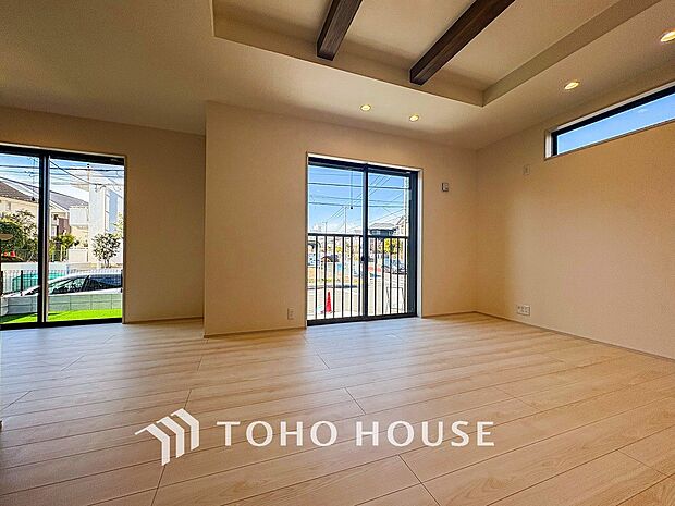 爽やかな色合いのフローリングと清潔感の溢れるクロスが明るい空間を創り出しているリビングダイニング。