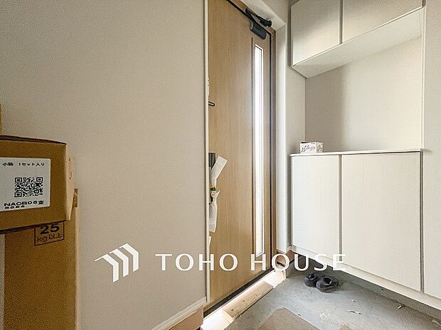 居住者の帰り、訪れる方を優しく迎えてくれる開放感のある玄関。