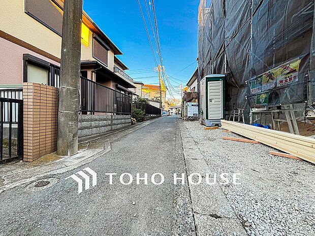 前面道路含む現地写真『快適』は「家」と「街」と「環境」が調和した時に訪れるだと改めて感じさせてくれます。