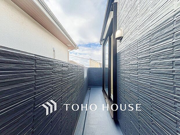 暮らしの中で光と風を演出してくれるバルコニー。