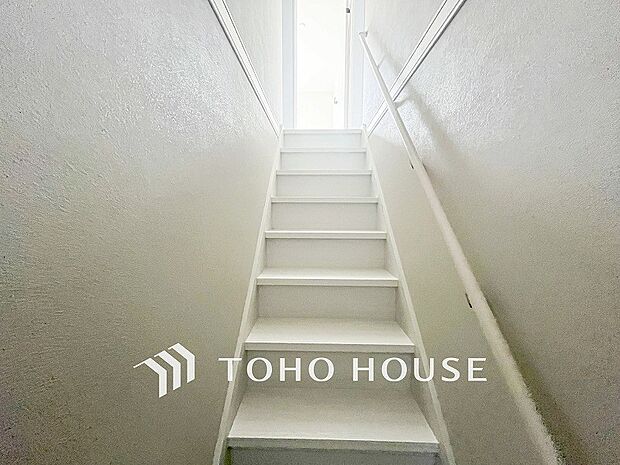 パブリックゾーンとプライベートゾーン繋ぐ階段。豊かな陽光が注ぎ込み、爽やかな住空間を演出。