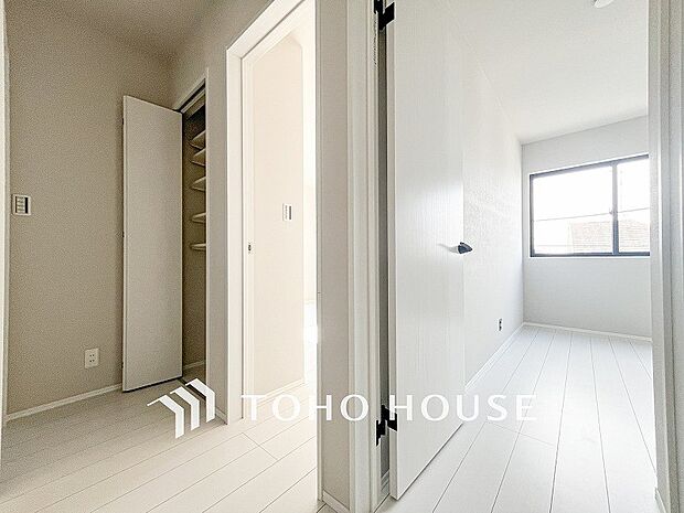 上質感漂う廊下。居住者の帰り、訪れる方を優しく迎える・安らぎに満ちた生活空間を予感させる。