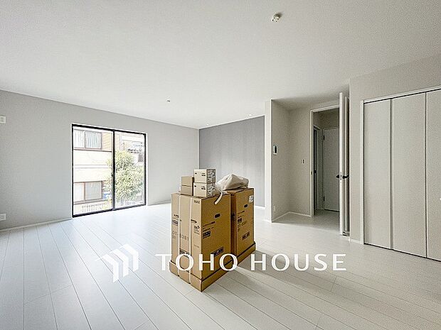 明るく開放的な空間が広がるLDK。室内には豊かな陽光が注ぎ込み、爽やかな住空間を演出。