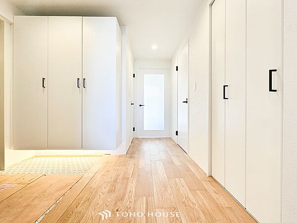 上質感漂う廊下。居住者の帰り、訪れる方を優しく迎え安らぎに満ちた生活空間を予感させます。