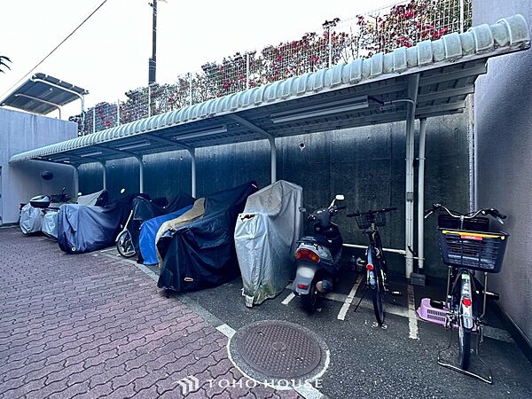 敷地内に駐輪スペースがございます。