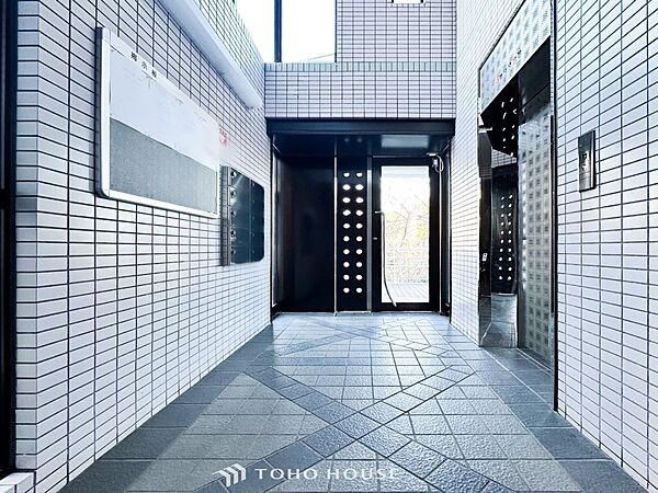 住まう誇らしさと安心感を演出する落ち着いた雰囲気のロビー。